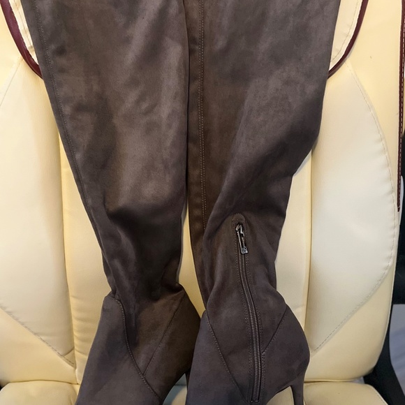 Jessica Simpson over the knee boots - Picture 2 of 3
